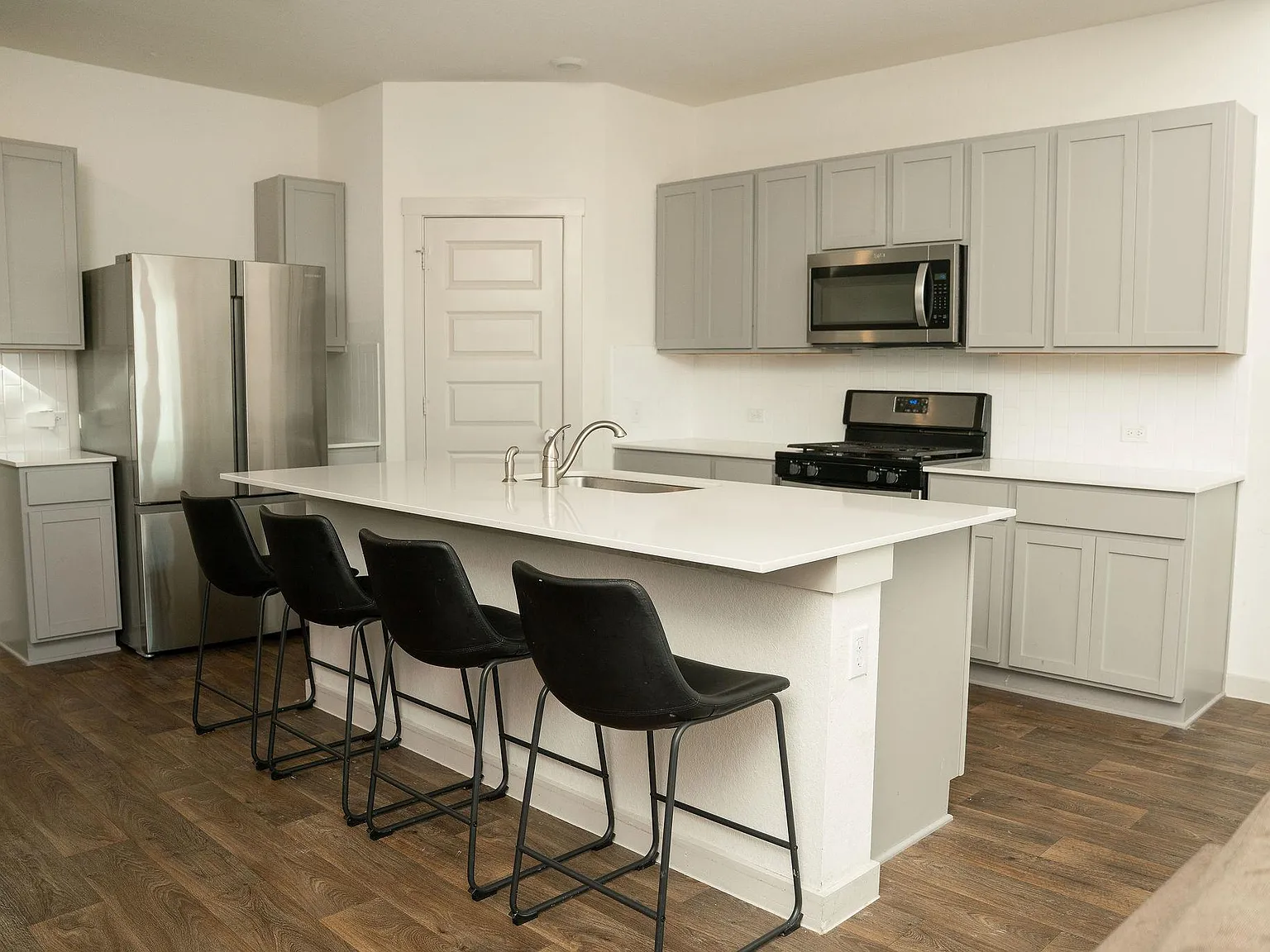 4 bed, 3.0 bath, 2588 sqft, $2,350 — Photo 4
