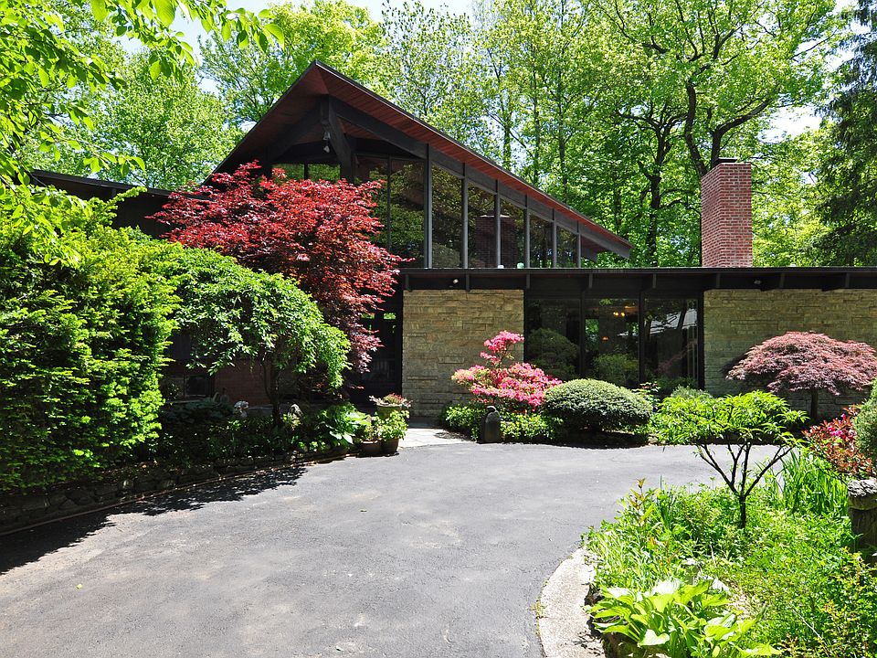 2nd image of 22 Priory Ln