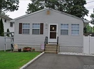60 1st St, Ronkonkoma, NY 11779