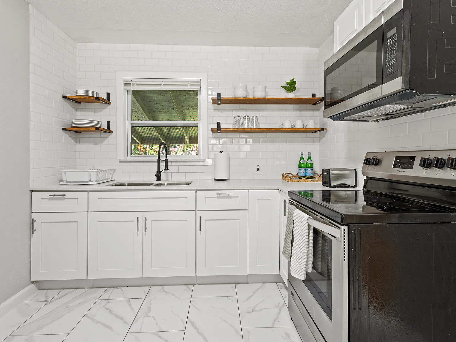 3 bed, 1252 sqft, $2,300 — Photo 4