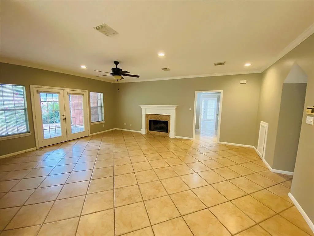 5 bed, 4.5 bath, 2750 sqft, $3,200 — Photo 4