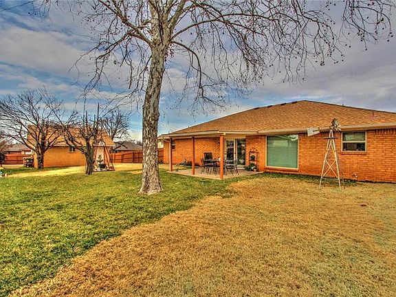 5th image of 900 Oakwood Dr
