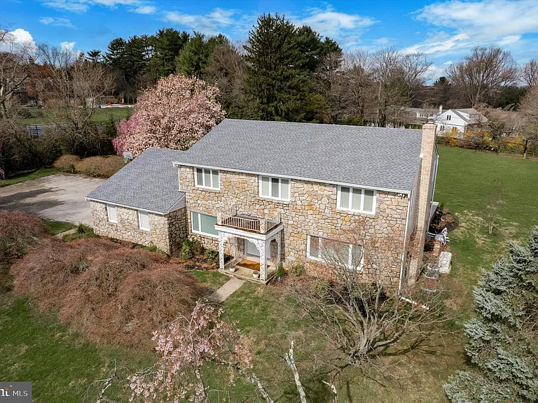 1530 Briar Hill Rd — Photo 1