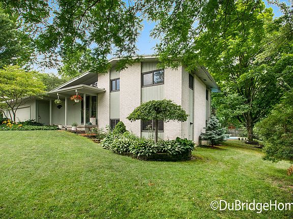 2nd image of 2778 Manitou Dr NE