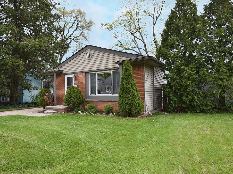 3234 Kenmore - 3 Bed 1 Bath 919 sq ft single-family home