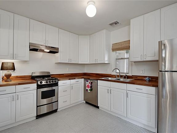 5th image of 1646 Crestwood Dr