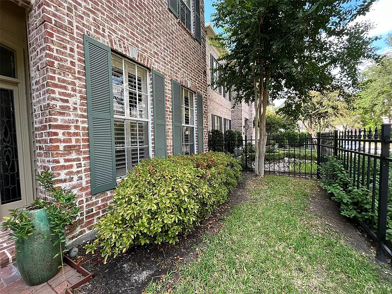 27 Lana Ln #A — Photo 4