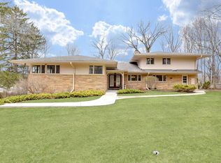 4726 W Parkview Dr, Mequon, WI 53092
