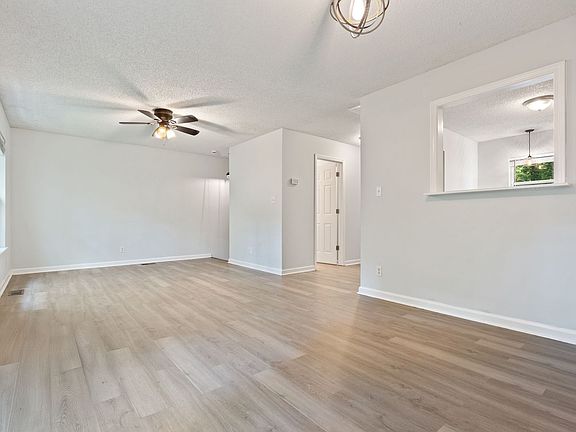 5th image of 1102 Water Oak Ct