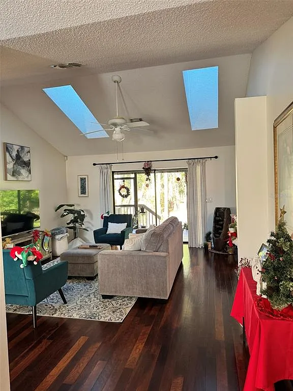 3 bed, 2.0 bath, 1614 sqft, $2,995 — Photo 4
