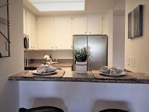 4th image of 221 S Oak Knoll Ave APT 301