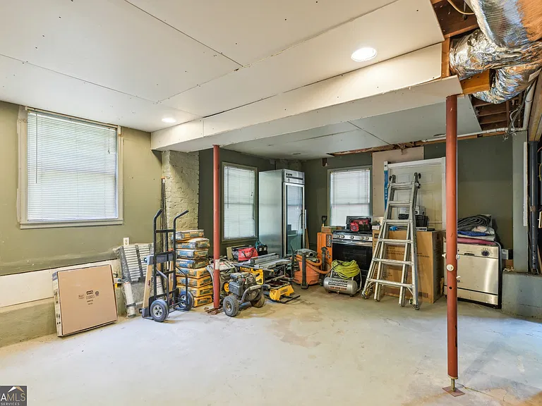 1500 N Highland Ave NE — Photo 32