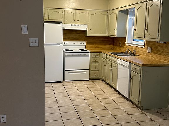 2nd image of 302 N Rainbow Dr