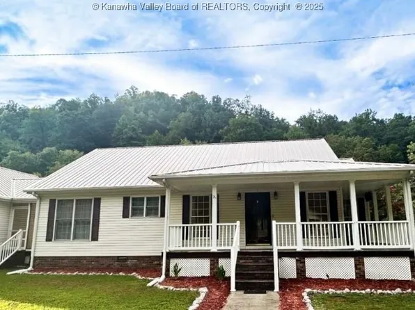 25 Chafin St, Matewan, WV 25678