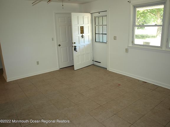 4th image of 546 E Arverne Ave