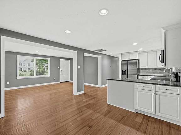 4th image of 205 Manning Rd E