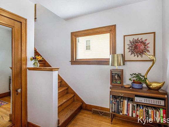 5th image of 152 Baynton Ave NE