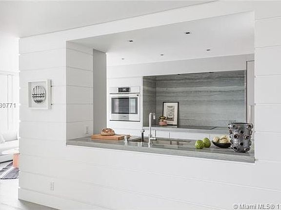 4th image of 2655 Collins Ave #10