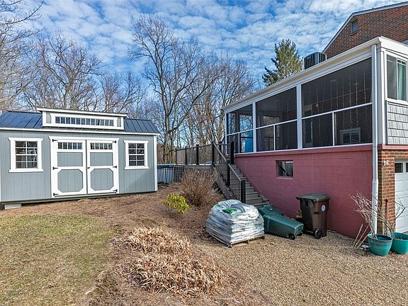 4th image of 123 Surrey Dr