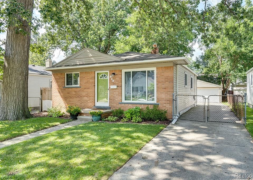 1st image of 829 Symes Ave