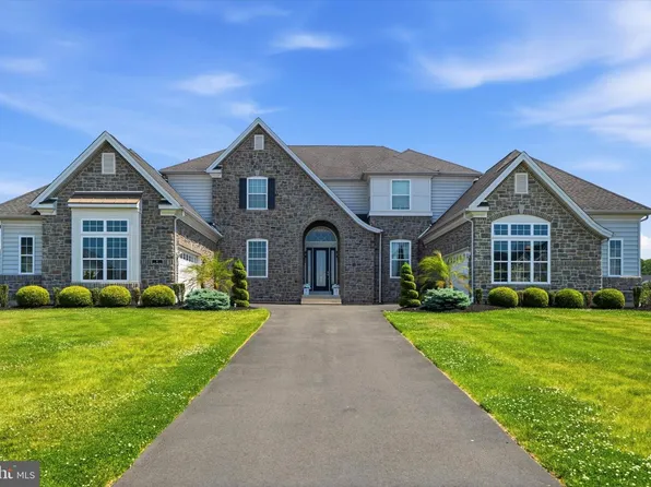 4 Shady Pines Dr, Ivyland, PA 18974