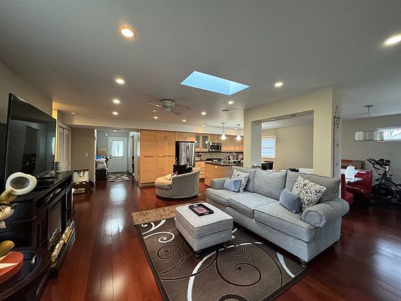 3rd image of 404 Livingston Dr