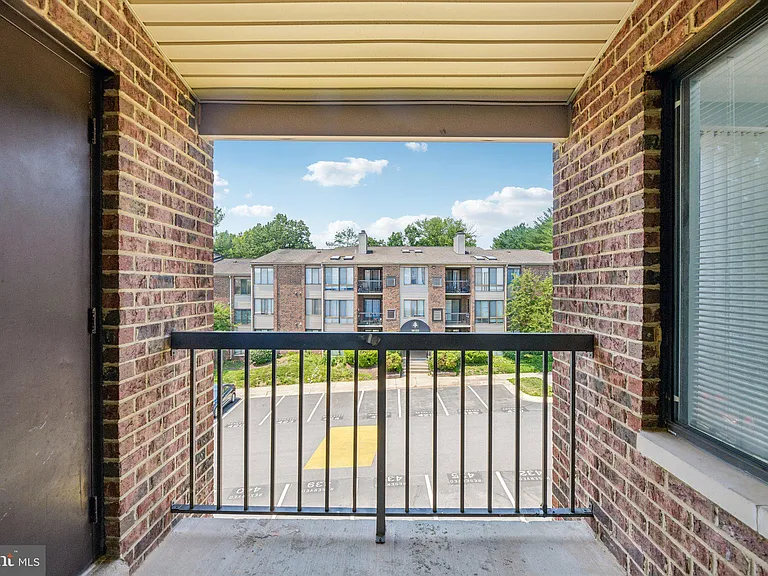 18131 Chalet Dr #301 — Photo 41