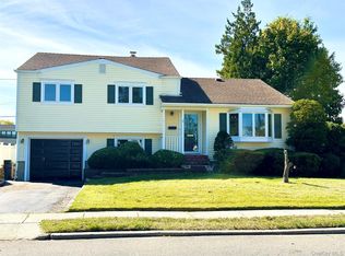 2 Radnor Ct, Hicksville, NY 11801