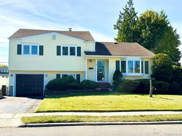 2 Radnor Ct, Hicksville, NY 11801