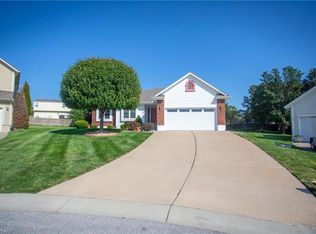 236 NE Victoria Pl, Lees Summit, MO 64086