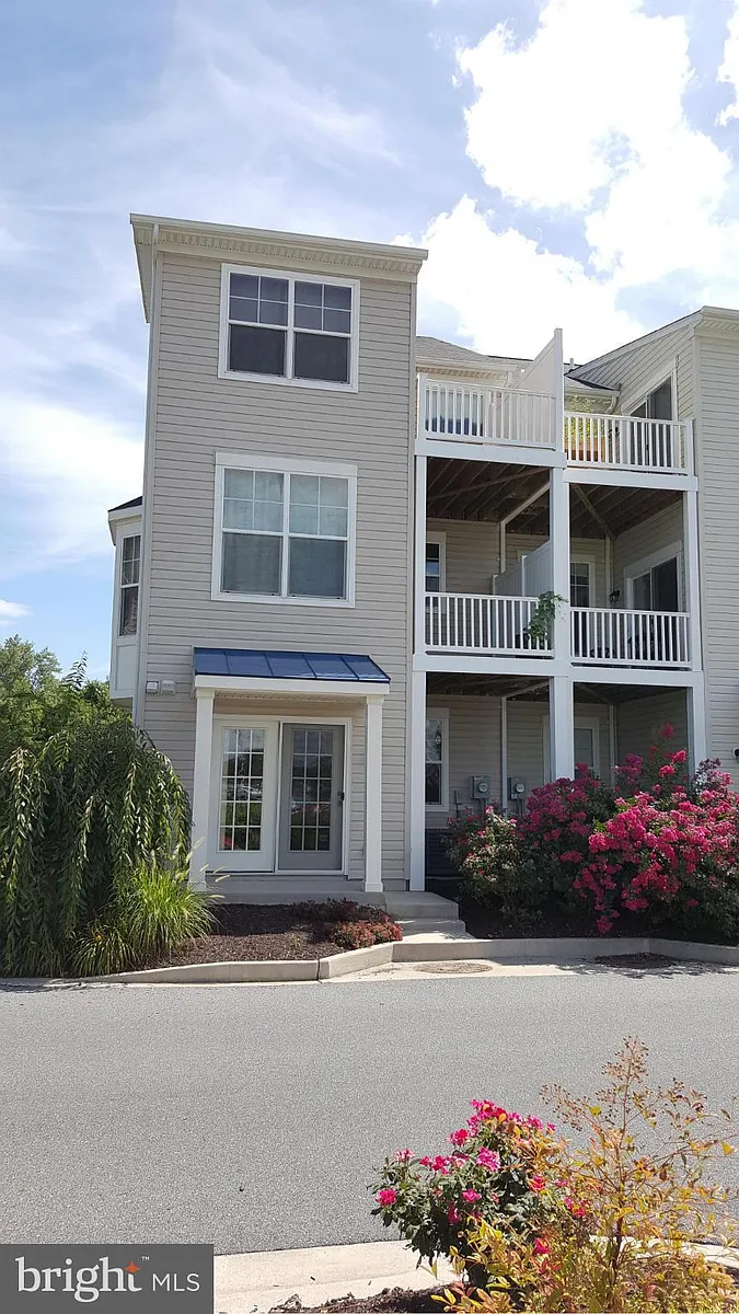 Building Photo - 401 N Seaway Ct