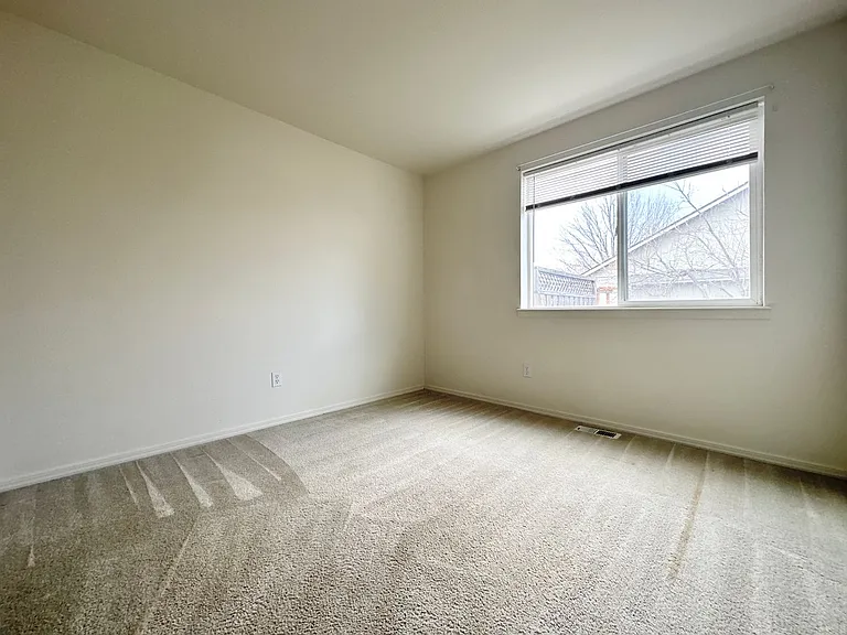 940 NW Oak Ln — Photo 11