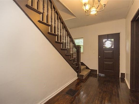 Large Welcoming Foyer
