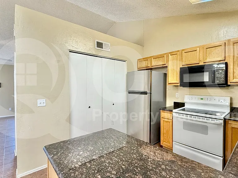 11014 N 81st Ave — Photo 7