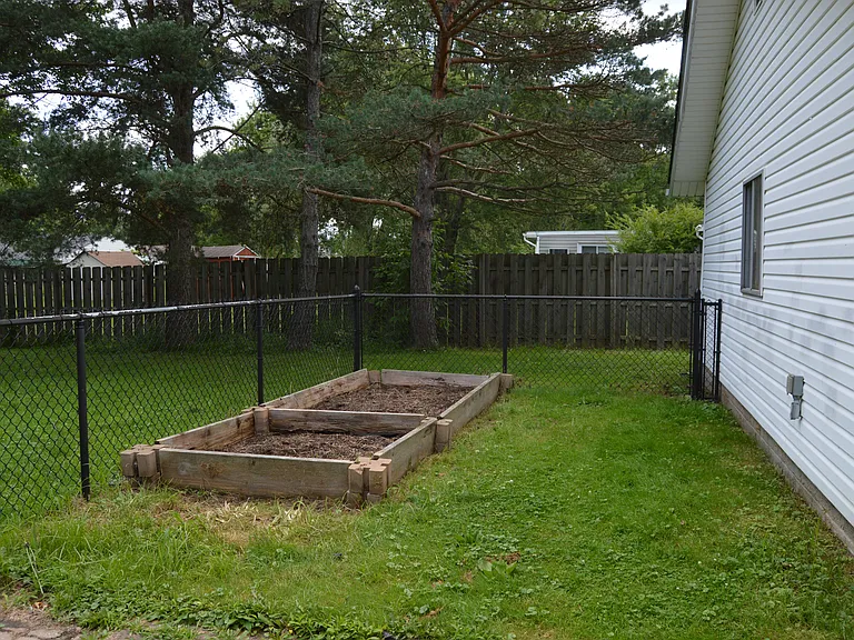 2135 Gates Ave — Photo 5