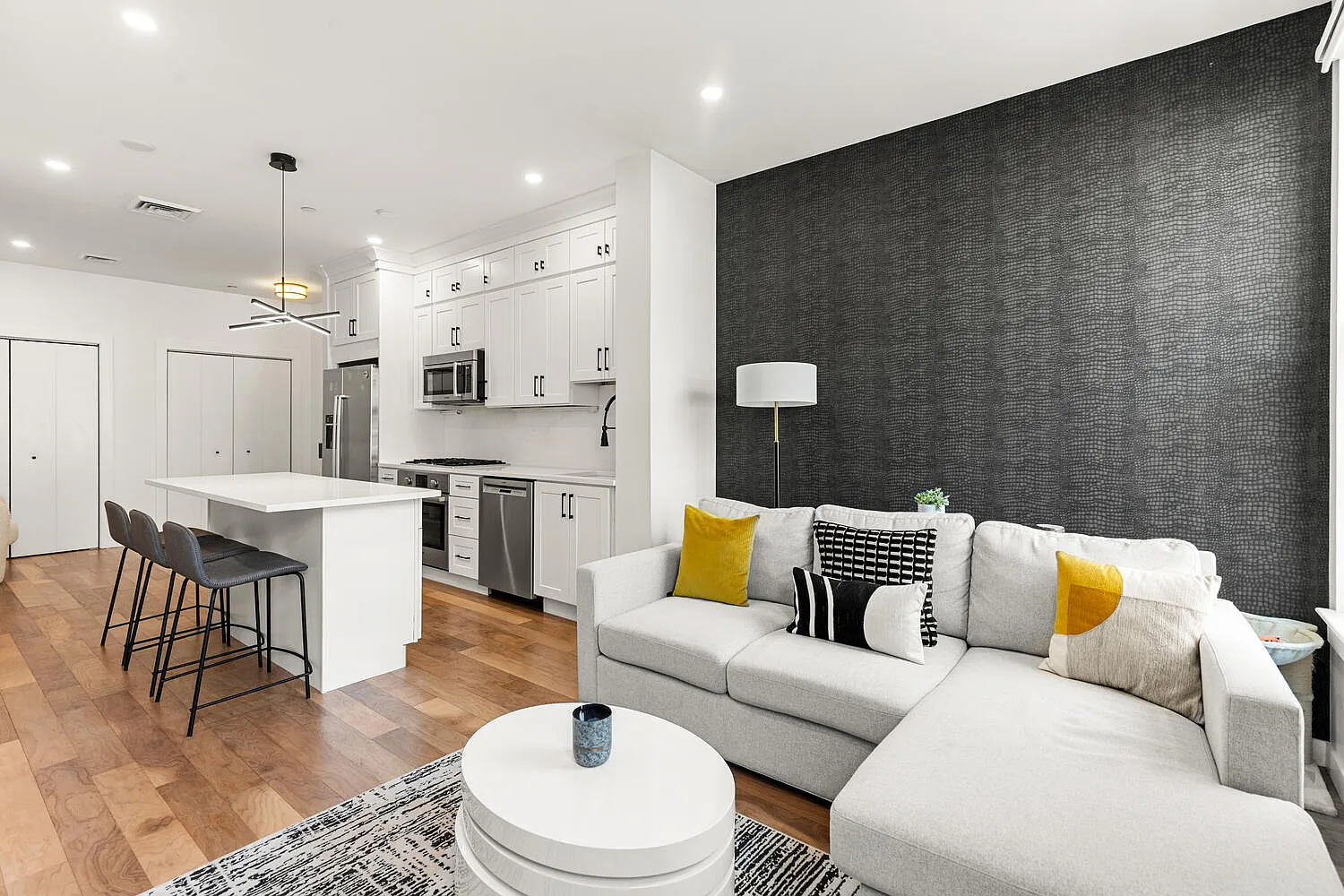 2 bed, 832 sqft, $4,995 — Photo 2