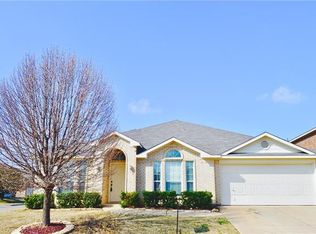 7002 Snowy Owl St, Arlington, TX 76002