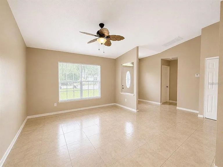 907 Hendon Pl — Photo 2