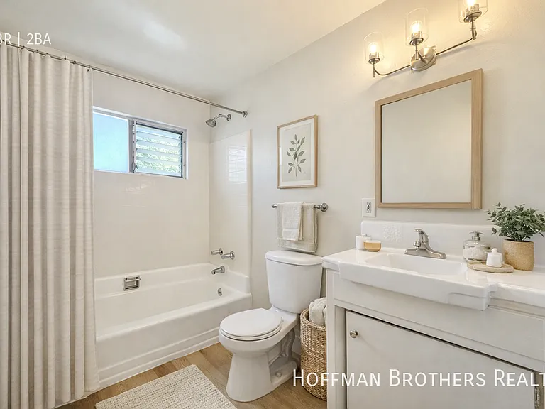1540 N Laurel Ave #4 — Photo 4