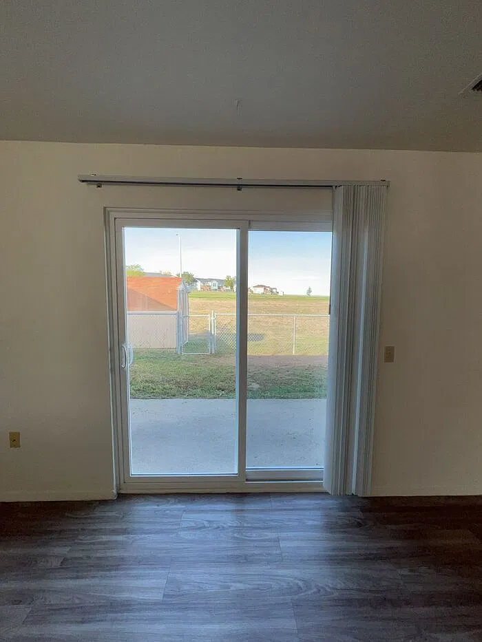 3 bed, 2.0 bath, 1652 sqft, $1,860 — Photo 2