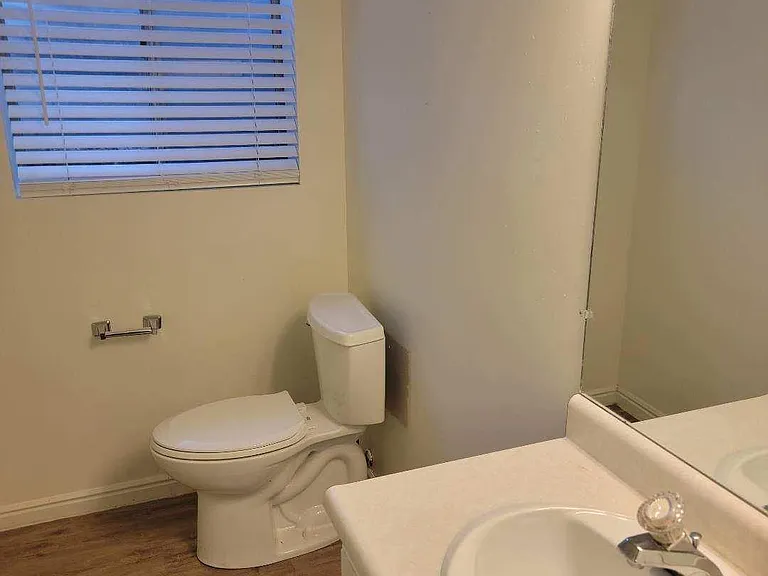 656 E Larchwood Dr — Photo 7