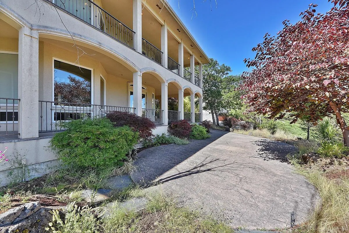 104 Monterey Dr photo 1