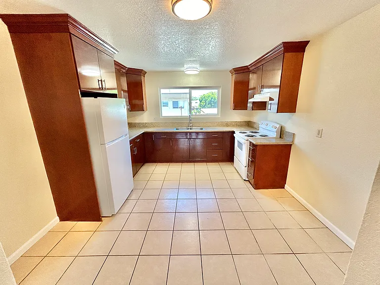 1160 N Broadway #14 — Photo 4