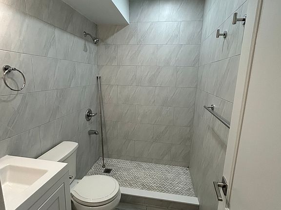 4th image of 66 Archwood Ave #1