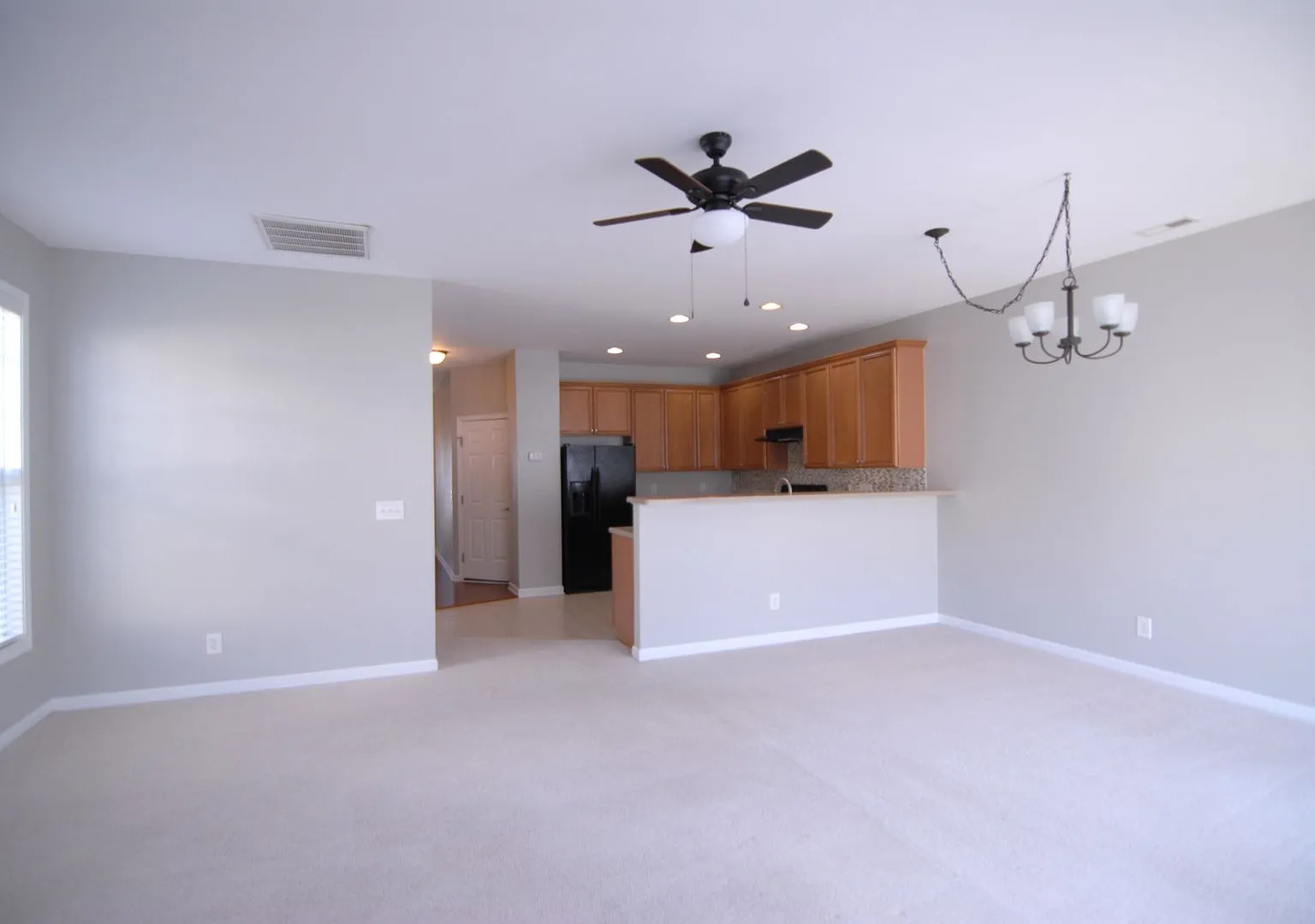Resort style living 3 bedroom 2.5 bath Townhouse at MacIntosh on the Lake west of Burlington w/ 1... — Photo 4