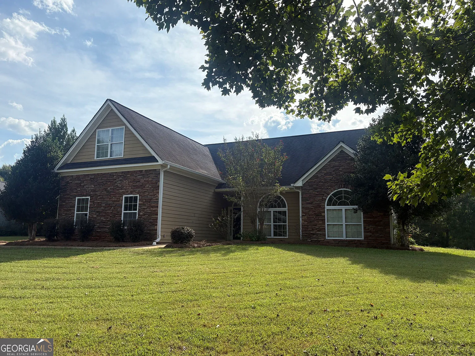 4 bed, 3.0 bath, 2700 sqft, $2,600 — Photo 1