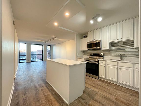 2nd image of 1660 N La Salle St #405