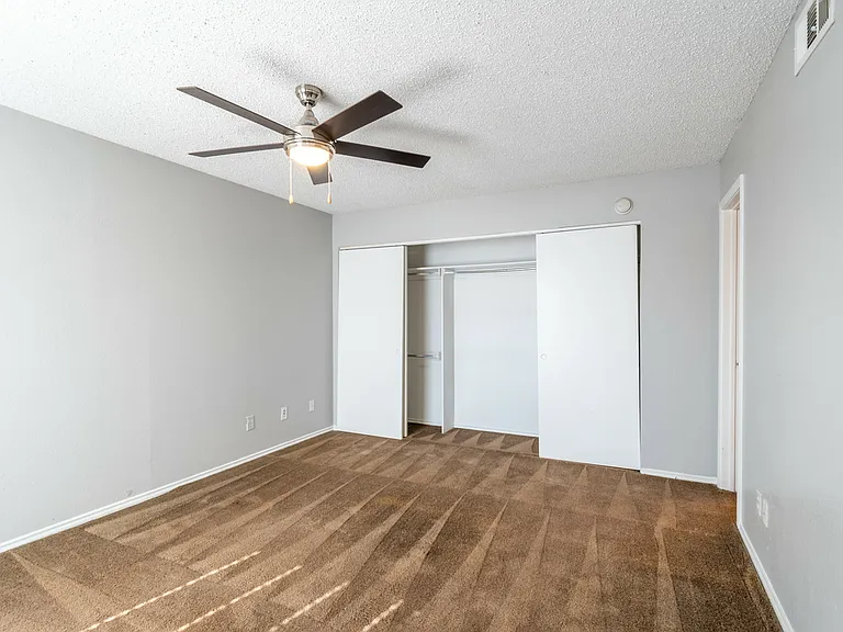 La Prada Place Apartments — Photo 27