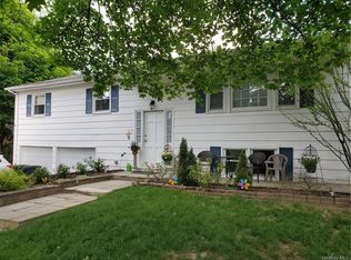 3 Split Tree Dr, New Windsor, NY 12553