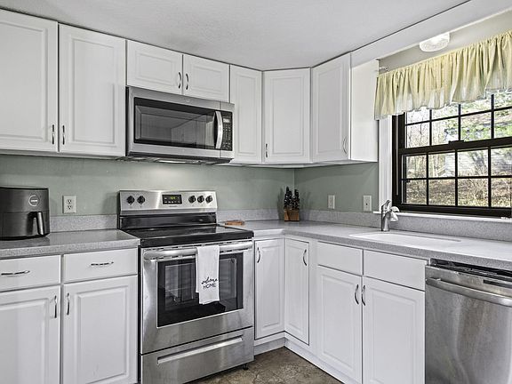 5th image of 33 Flint Locke Drive